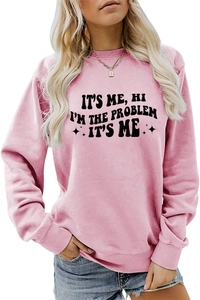 Detail der kunstvollen schwarzen Aufschrift auf dem rosa Sweatshirt mit Sternen-Deko