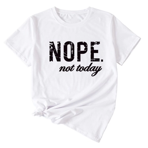 Détail du t-shirt blanc avec slogan Nope Not Today et un nœud élégant sur le côté