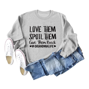 Mise à plat de sweat gris à manches longues avec texte LOVE THEM SPOIL THEM et baskets blanches