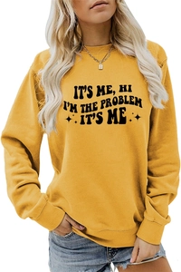 Detail von ingwergelbem Crewneck-Sweatshirt mit It's Me Hi I'm The Problem Slogan-Aufdruck