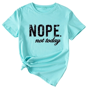 Détail d'un t-shirt bleu clair avec texte Nope Not Today noir et nœud à l'ourlet