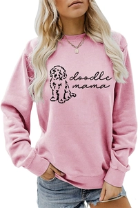 Détail du sweat rose à col rond avec motif doodle mama et illustration de chien