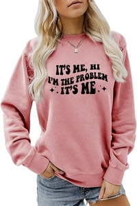 Nahaufnahme des Aufdrucks It's me hi I'm the problem auf einem rosa Rundhals-Sweatshirt