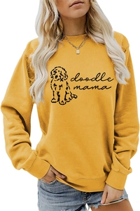 Détail d'un sweat-shirt jaune gingembre avec motif imprimé doodle mama noir
