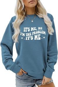 Detail eines blauen Sweatshirts mit weißem künstlerischem 'It's me hi' Aufdruck