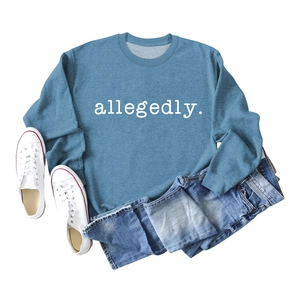Mise à plat du sweat à col rond bleu brumeux avec texte et pantalon en jean