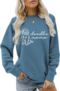Gros plan sur l'imprimé doodle mama du sweat-shirt bleu marine à manches longues