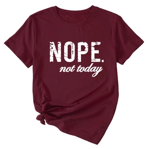 Détail du t-shirt bordeaux avec texte blanc Nope not today et nœud stylé devant