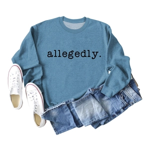 Mise à plat du sweat à col rond bleu brume avec texte allegedly. et jean décontracté