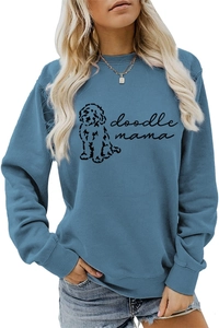 Détail de l'imprimé doodle mama sur sweat-shirt bleu décontracté à manches longues