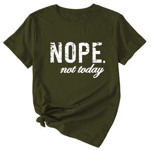 Détail du t-shirt vert armée avec imprimé Nope not today et ourlet noué sur le côté