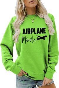 Détail du sweat-shirt vert fluo avec imprimé airplane mode et col rond côtelé