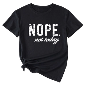 Détail du t-shirt noir en coton avec imprimé NOPE not today et nœud stylé à l'ourlet