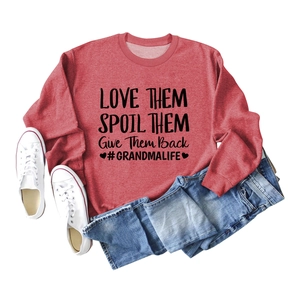 Vue à plat d'un sweat rouge avec slogan Love Them Spoil Them et jean décontracté