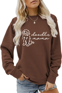 Détail des poignets côtelés et imprimé doodle mama blanc sur sweatshirt marron