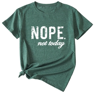 Détail d'un t-shirt vert foncé avec slogan Nope not today et design élégant à nœud latéral