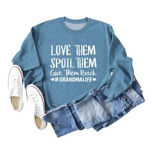 Mise à plat du sweat à col rond bleu avec imprimé blanc et jean en denim