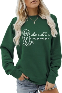 Détail de l'imprimé doodle mama et du motif chien sur un sweat décontracté vert foncé