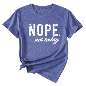 Détail du t-shirt bleu chiné avec imprimé Nope Not Today et nœud à l'ourlet du bas