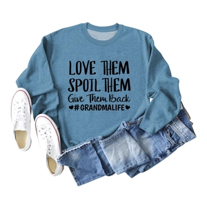 Mise à plat d'un sweat bleu avec texte Love Them Spoil Them et un short en jean bleu