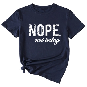 Détail du t-shirt en coton bleu foncé avec imprimé Nope Not Today et nœud à l'ourlet