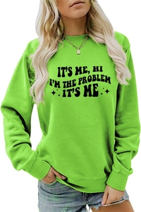 Detail eines neongrünen Sweatshirts mit It's me hi i'm the problem Buchstaben-Aufdruck