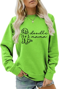 Détail du sweat vert doodle mama montrant la texture du tricot et le motif de chien