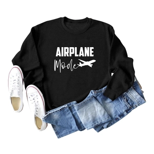 Détail de l'imprimé graphique Airplane Mode sur un sweat noir à manches longues