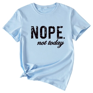 Détail du t-shirt bleu clair avec imprimé Nope not today et nœud latéral élégant