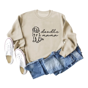 Vue à plat d'un sweat-shirt doodle mama beige à manches longues et motif de chien