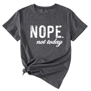 Détail du t-shirt gris avec motif NOPE not today et nœud latéral élégant