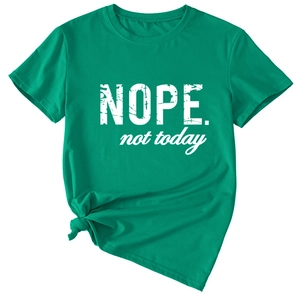 Détail du t-shirt vert foncé avec texte Nope not today et nœud sur le côté
