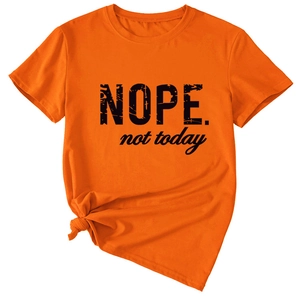 Détail d'un t-shirt orange avec slogan Nope not today et ourlet noué à la mode