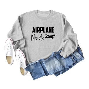 Vue à plat d'un sweat gris Airplane Mode avec jean bleu et baskets en toile blanche
