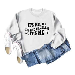 Flachbild eines weißen Sweatshirts mit dem Aufdruck It's me hi i'm the problem und Jeans