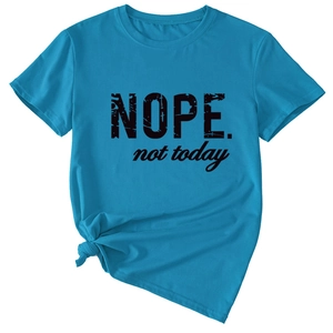 Détail d'un t-shirt bleu roi avec imprimé NOPE not today et nœud élégant sur le côté