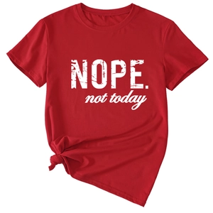 Détail du t-shirt rouge en coton avec slogan NOPE not today et nœud stylé à l'ourlet