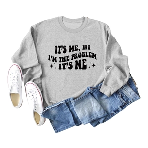 Flach liegendes graues Sweatshirt mit schwarzer Typografie und Sternmustern im US-Stil