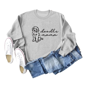 Mise à plat du sweat-shirt gris doodle mama avec motif chien et short en jean