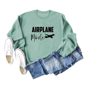 Sweat-shirt vert sauge avec imprimé Airplane Mode, présenté à plat pour le voyage