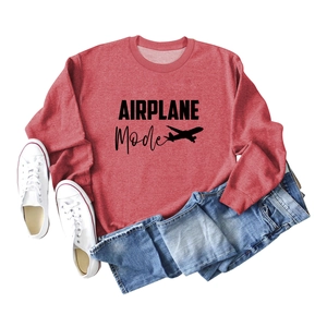 Détail du sweat-shirt rouge rouille avec imprimé graphique noir AIRPLANE Mode