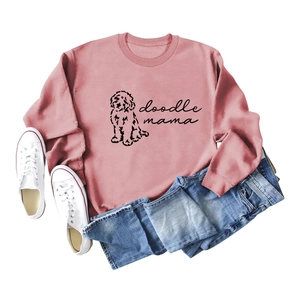 Sweat-shirt rose Doodle Mama à manches longues avec short en jean et baskets blanches