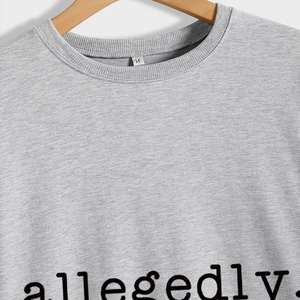 Sweat gris minimaliste à col rond avec slogan allegedly en mélange de coton doux