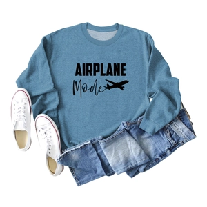Mise à plat d'un sweat bleu brume à col rond avec motif graphique noir AIRPLANE Mode