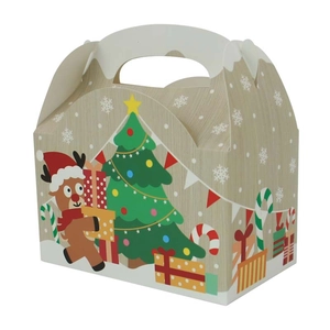 Scatola regalo di Natale in carta con renne e alberi su fondo effetto legno