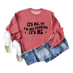 Flachbild von pinkem Sweatshirt mit schwarzem Buchstabendruck, Jeans und weißen Turnschuhen