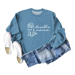 Vue à plat d'un sweat-shirt à col rond bleu brume avec motif graphique Doodle Mama blanc