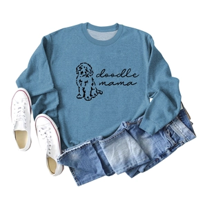 Mise à plat du sweat bleu doodle mama avec jeans et baskets sur fond blanc épuré