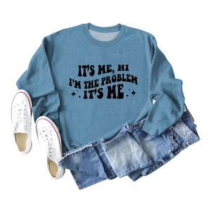Flachbild-Detail eines blauen Sweatshirts mit schwarzem Text und lässigem Outfit-Set