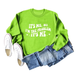 Flachbild von neongrünem Sweatshirt mit weißem Slogan-Aufdruck und blauen Denim-Shorts